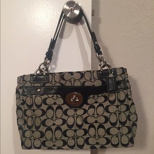 Coach signature Hand Bag. Medium