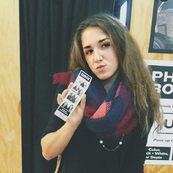 Meet your Posher, Cassidy - Picture 2 of 2