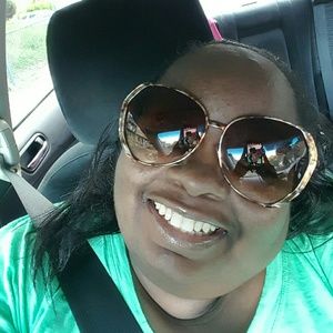 Meet your Posher, Monique