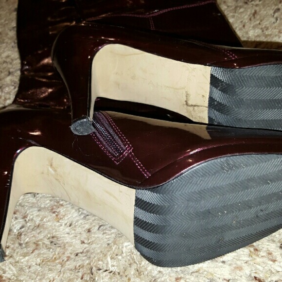 Tahari - Picture 2 of 2