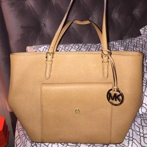 JET SET MEDIUM SAFFIANO LEATHER TOTE