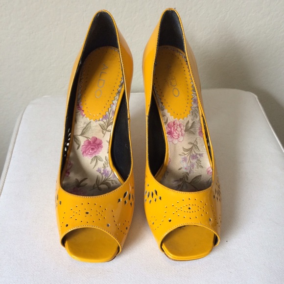 ALDO Yellow Gold Open Toe Feminine Vintage Pump 7