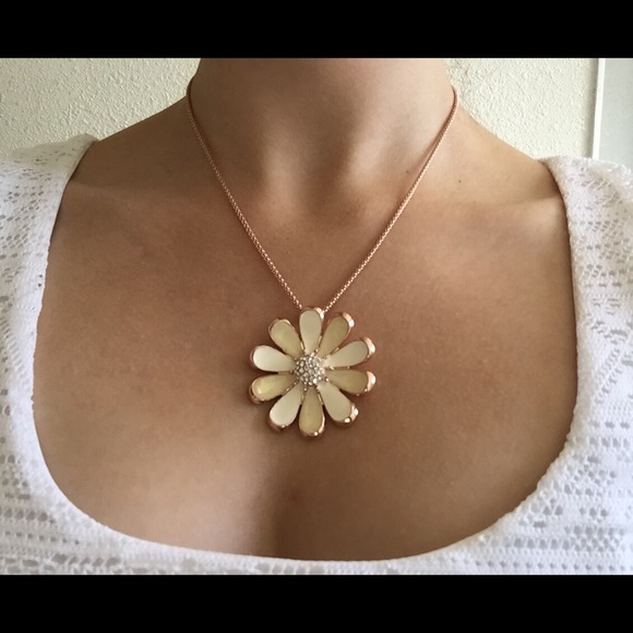 Rose Gold Daisy Necklace