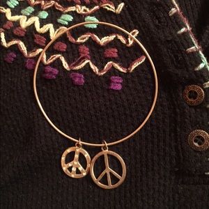 Silver Peace Sign Bracelet ☮