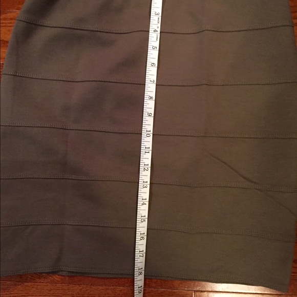 New Bcbg green banded skirt, Med, black waist band - Picture 3 of 3