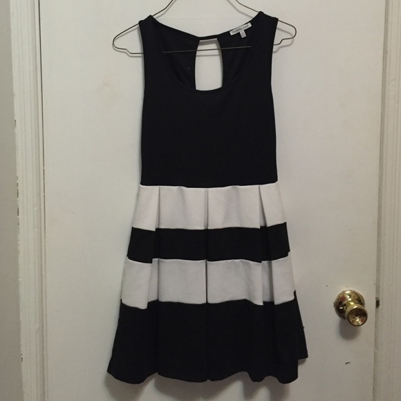Black and white dress size small.