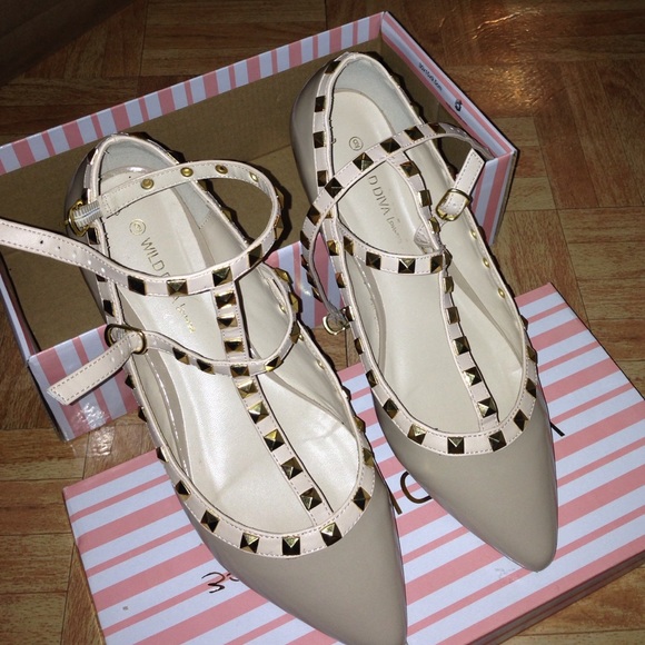 Studded flat