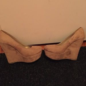 High wedge suede shoe