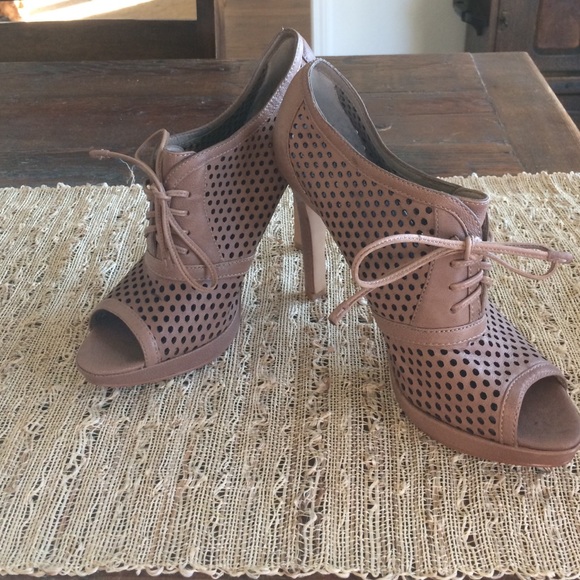 Fun lace up pump by Vince Camuto.  Sz 7