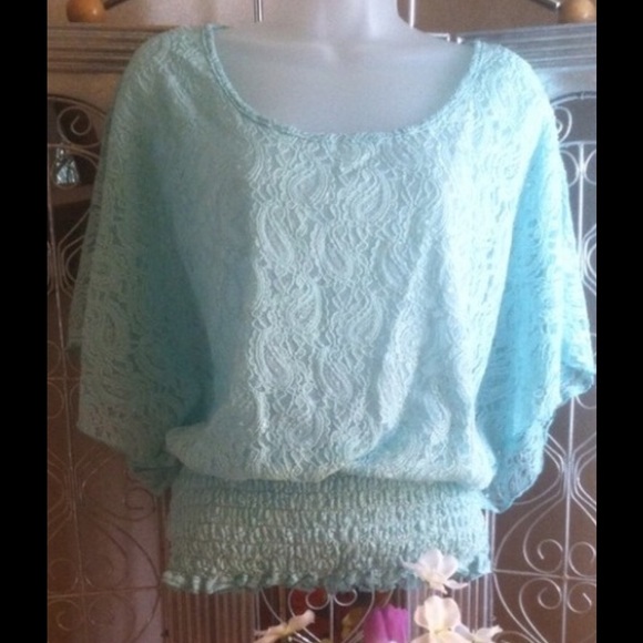 🌻 ❤️HP❤️ Pretty lace batwing sleeve blouse.