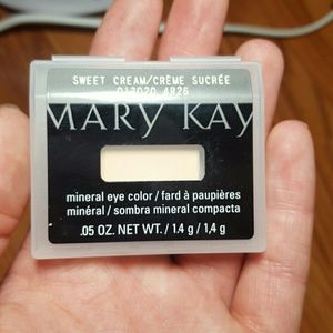 Sweet cream eye shadow