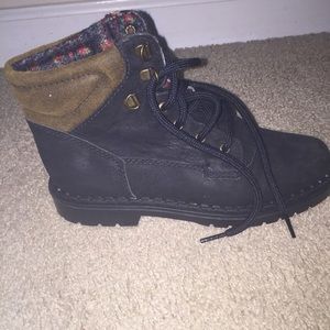 Selling combat type boots 🤗🤗🤗😝😝