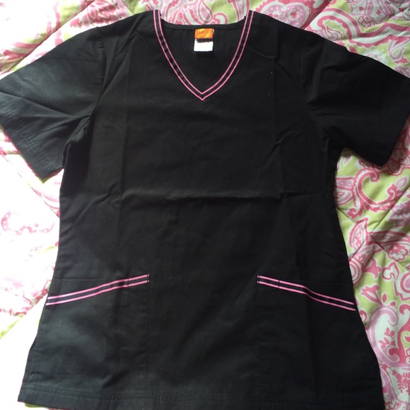 Black Radiance scrub top in XS