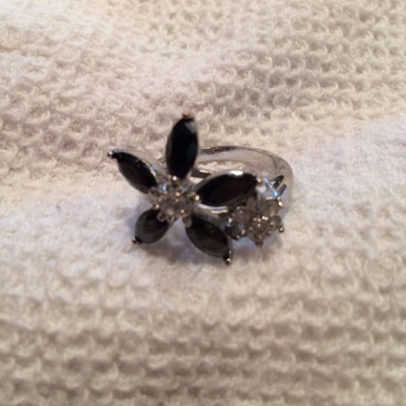 Flower ring - Picture 2 of 2