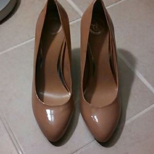 Jessica simpson size 10 nude patten leather shoe