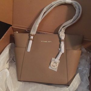 Michael Kors Jet Set-Top Zip Saffiano Leather Tote