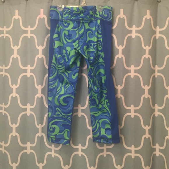 SOLD Lilly Pulitzer Luxletic Weekender Crop - Picture 2 of 2