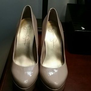 7.5 Jessica Simpson pumps platform