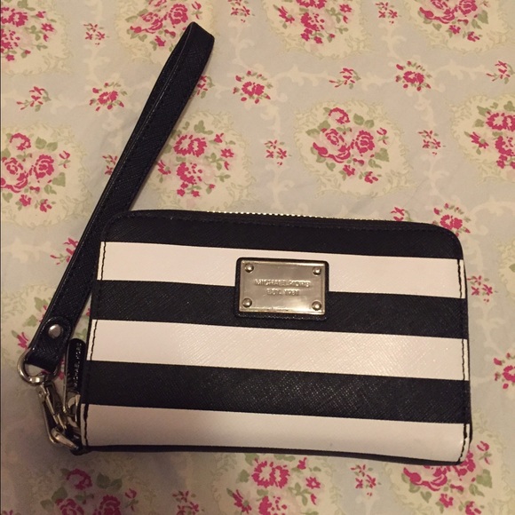Michael Kors Handbags - Micheal Kors Wallet