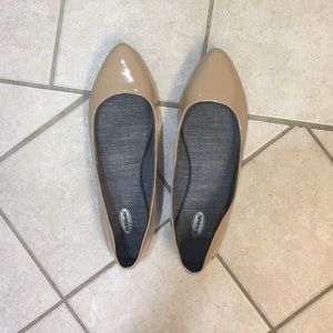 Nude, pointed toe, patent leather flats