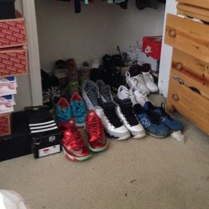 Throws a price , all sizes threw 8.5  & 10