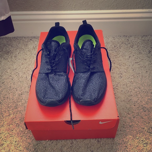Women's Black Nike Roshes *selling on merc*