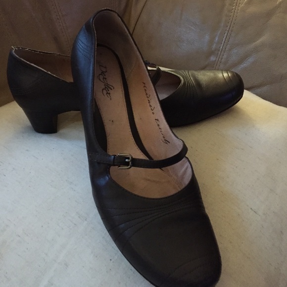 Short heel pumps with single strap