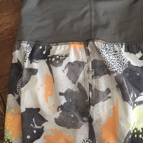 Lululemon Capri floral print crops size 4 - Picture 4 of 4