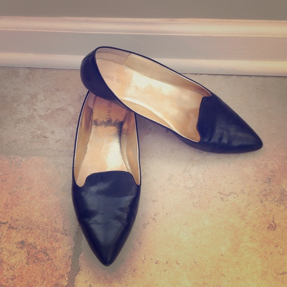 Nine West Pointed smoking flats.