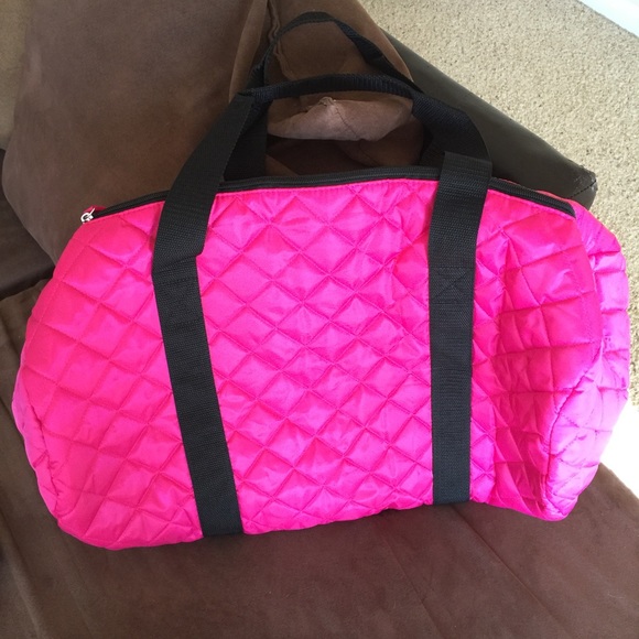 Hot pink duffle bag and water bottle 😃💐