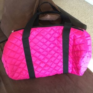 Hot pink duffle bag and water bottle 😃💐