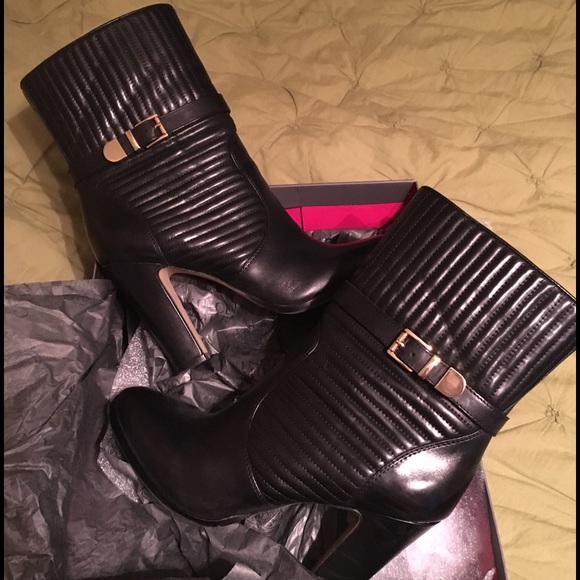 Vince Camuto size 9B black boots.