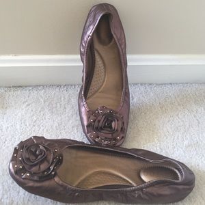 ME TOO size 10 M copper flats with flower.