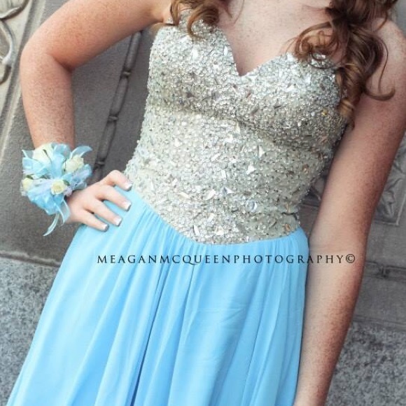 PROM DRESS👑 - Picture 2 of 3