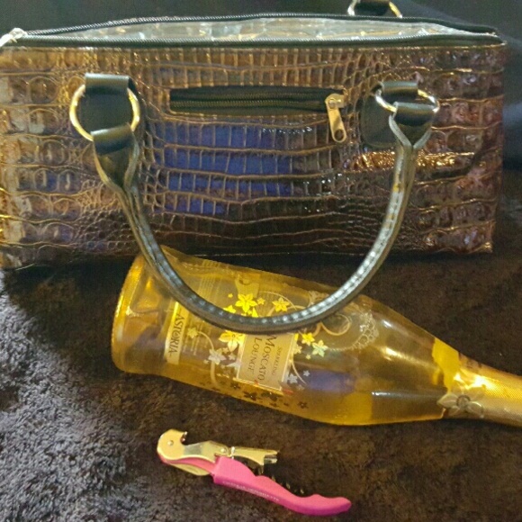 Extremely stylish  Unique insulated wine bag