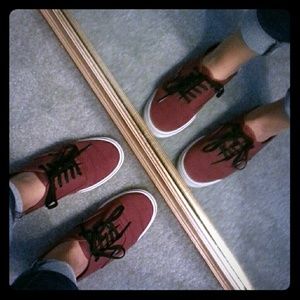 🍍Maroon vans