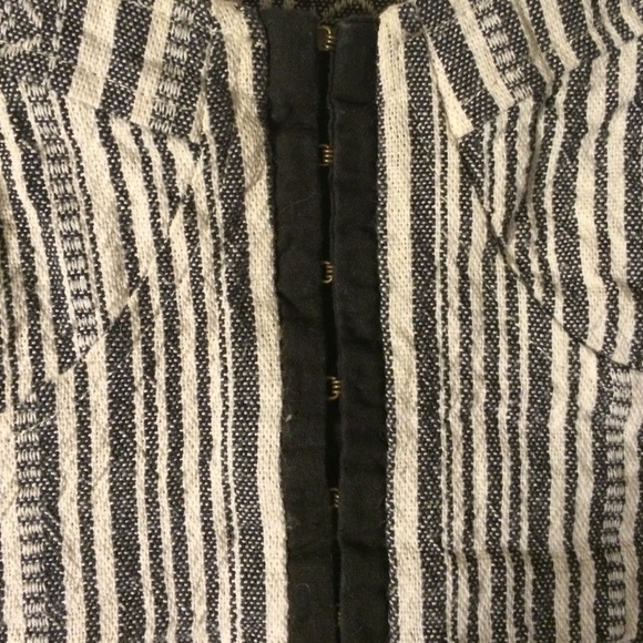 Urban Outfitters front-close crop top - Picture 4 of 4