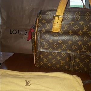 Authentic Louis Vuitton purse! Great condition.
