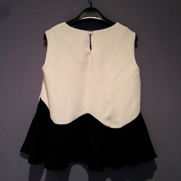 Blk & Wht Peplum Flowy Top - Picture 2 of 3