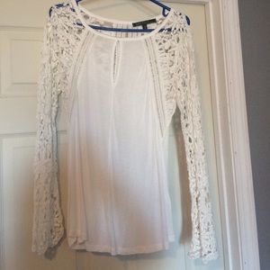 Adorable!! Lace sleeved white top.