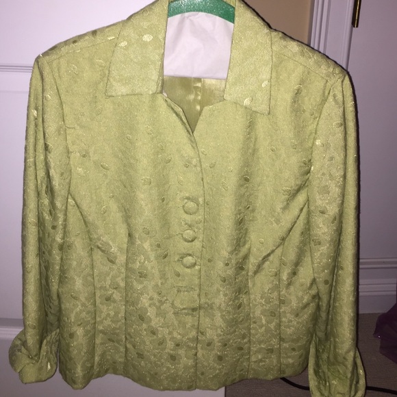 woman's blazer and skirt - Picture 2 of 3