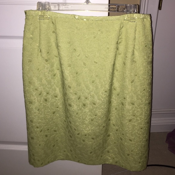 woman's blazer and skirt - Picture 3 of 3