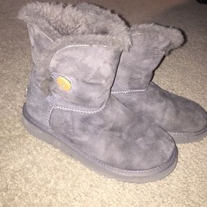 UGG Bailey Button: Gray
