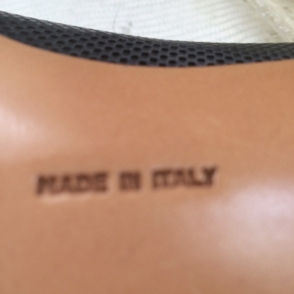 Salvatore Ferragamo Black Pump - Picture 2 of 4