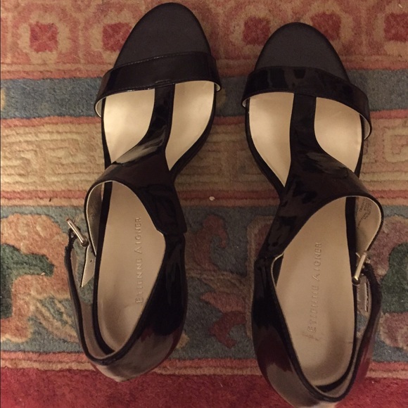 Black patent leather open shoe