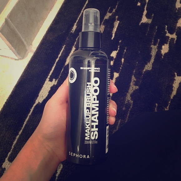 Makeup brush shampoo