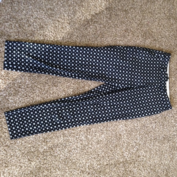 Black and white patterned H&M cropped slacks