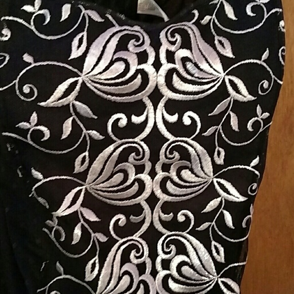 🌟RESERVED🌟 Ambrielle Silver Embroidered Top - Picture 3 of 4