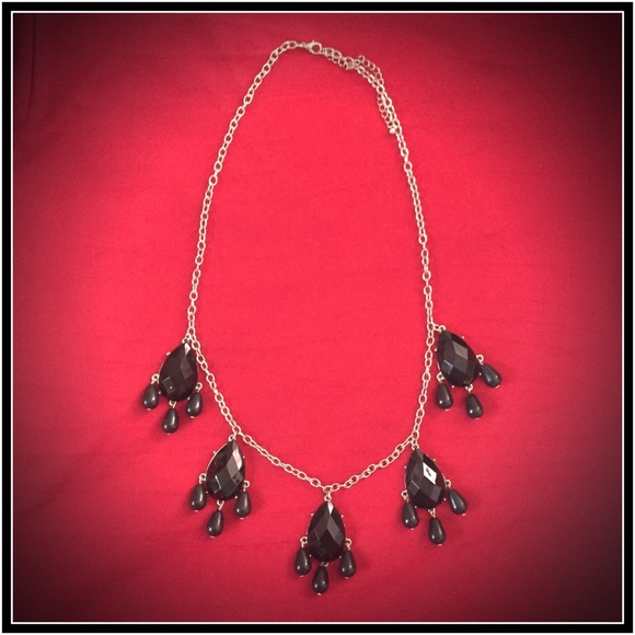 Jewelry - Black and silver statement necklace