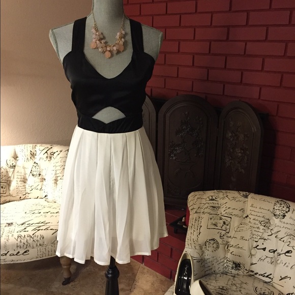 XL Asian - L 90cm; bust 84 cm; W 78 cm; hem 119 cm